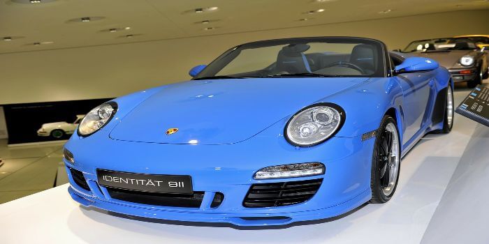 Bild von einem blauen Porsche