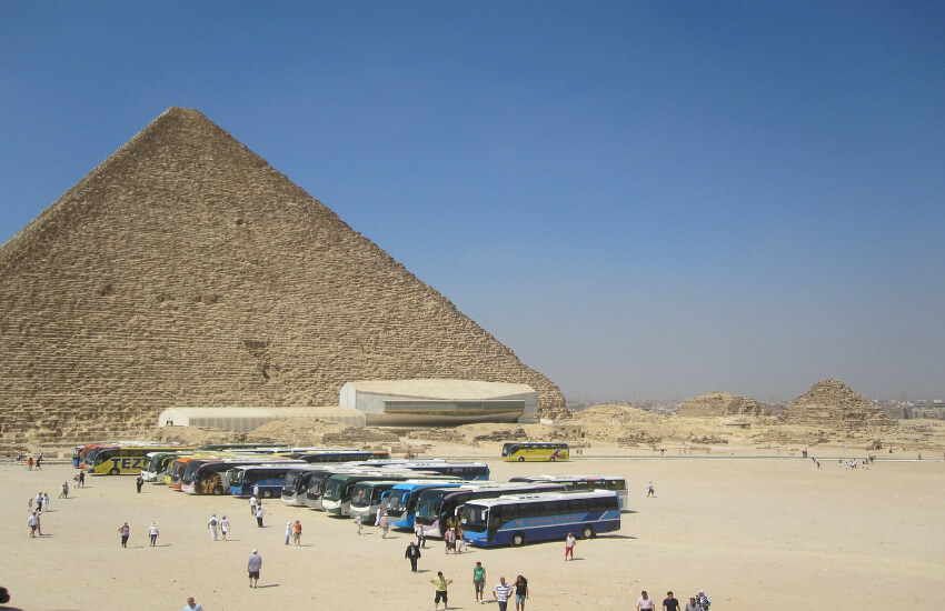 Viele Touristen tummeln sich zwischen Piramiden und Sehenswürdigkeiten von Ägypten.