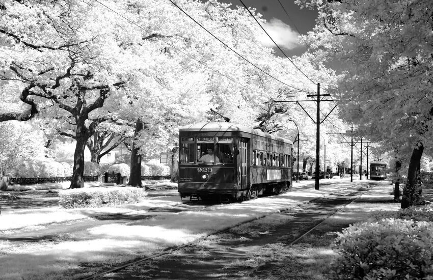 Bild von einer alten Straßenbahn die noch aktiv ist in New Orleans