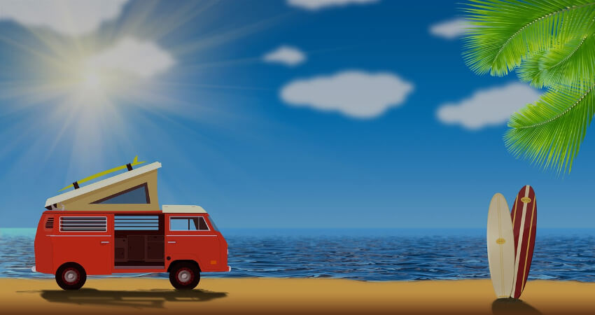 Ein VW Bus steht am Strand im Sonnenschein