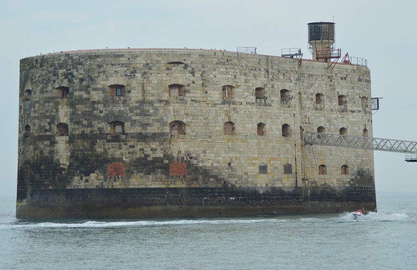 Eine ovale Festung mitten im Meer.