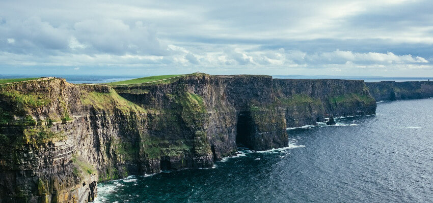 Bild von fast senkrechten Klippen in Irland