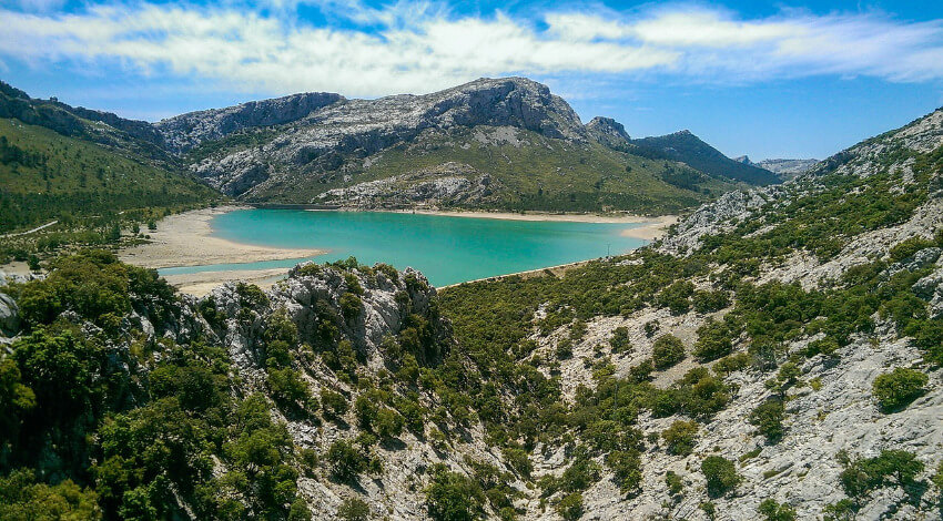 Einsame Bucht in Mallorca umgeben karg bewachsenen Bergen