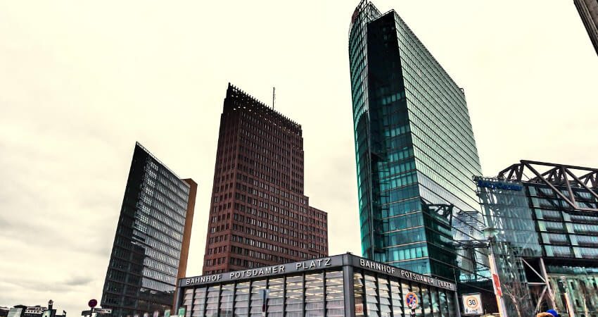 Bahnhof Potsdamer Platz mit drei Wolkenkratzer im Hintergrund.