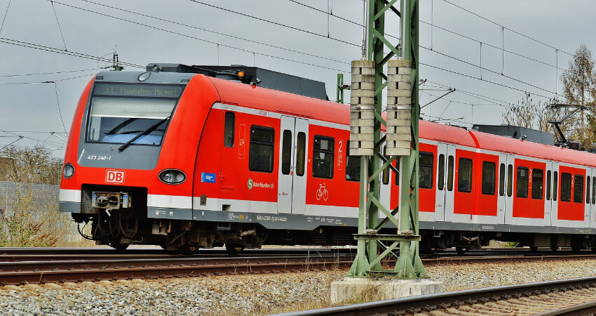 Eine S-Bahn außerhalb der Stadt unterwegs.