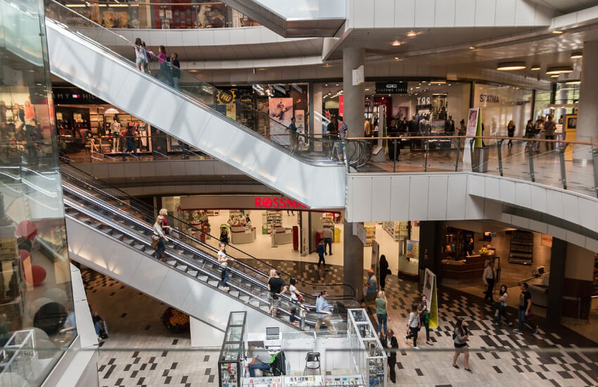 Gänge und Rolltreppen eines Shopping Center