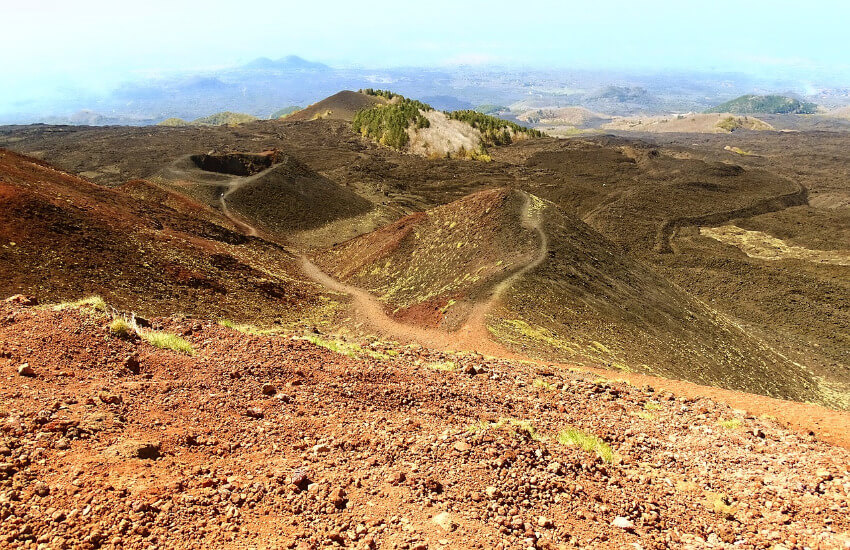 Das Bild zeigt eine karge Landschaft rund um den Vulkan Ätna