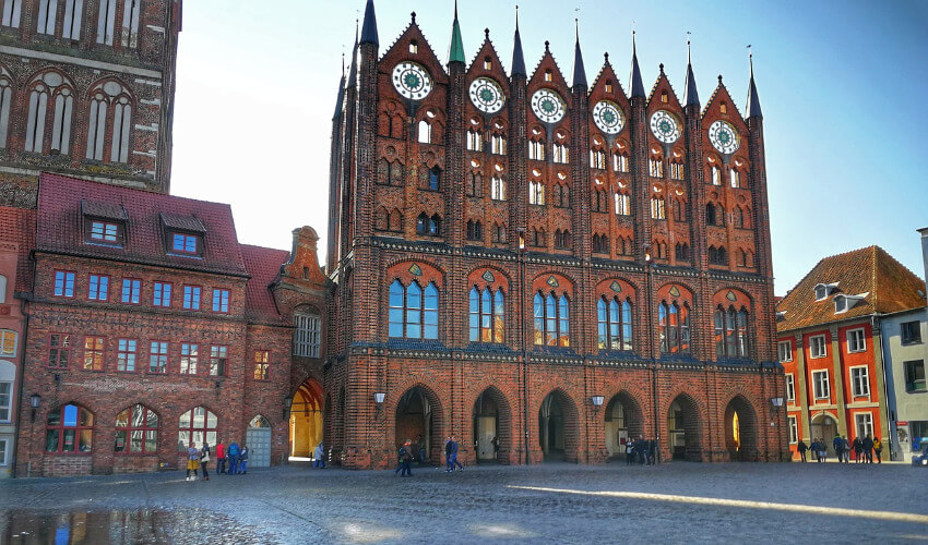 Das Rathaus in Stralsund mit seiner Prunkfassade.