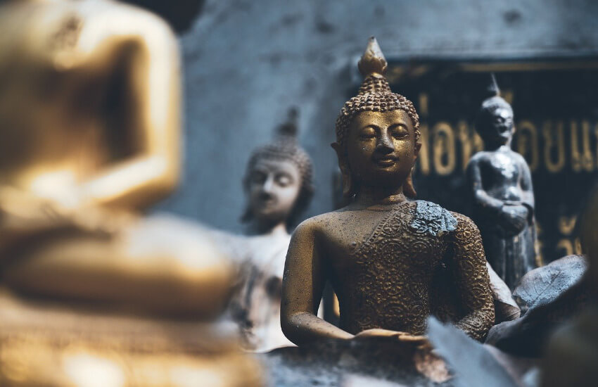 Vier kleine Buddha Statuen.