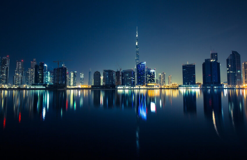 Nachtaufnahme der beleuchtete Skyline von Dubai.