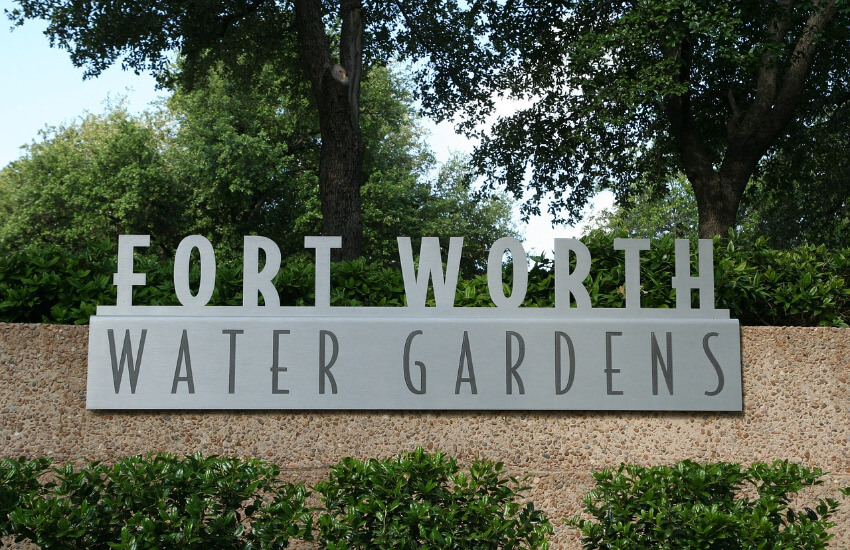 Schild vorm Eingang mit der Aufschrift Fort Worth Water Garden.