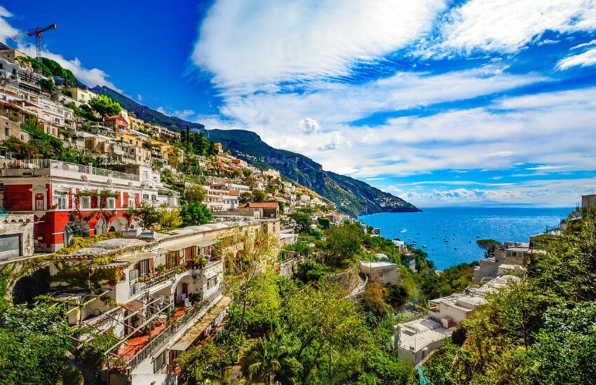 Eine mit Häusern bebaute Steilküste in Sorrent Italien.