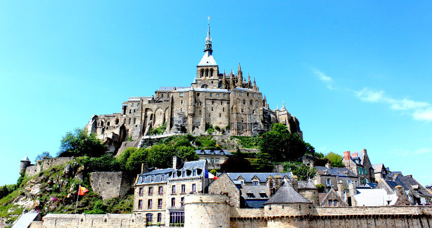 Der Klosterberg Mont-Saint-Michel von der Ferne fotografiert.