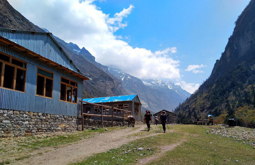Einfache Gebäude aus Holz und Blech im Gebirge von Nepal.