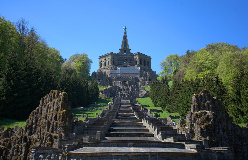 Eine lange Stiege aus Stein hinauf zur Statue Herkules.