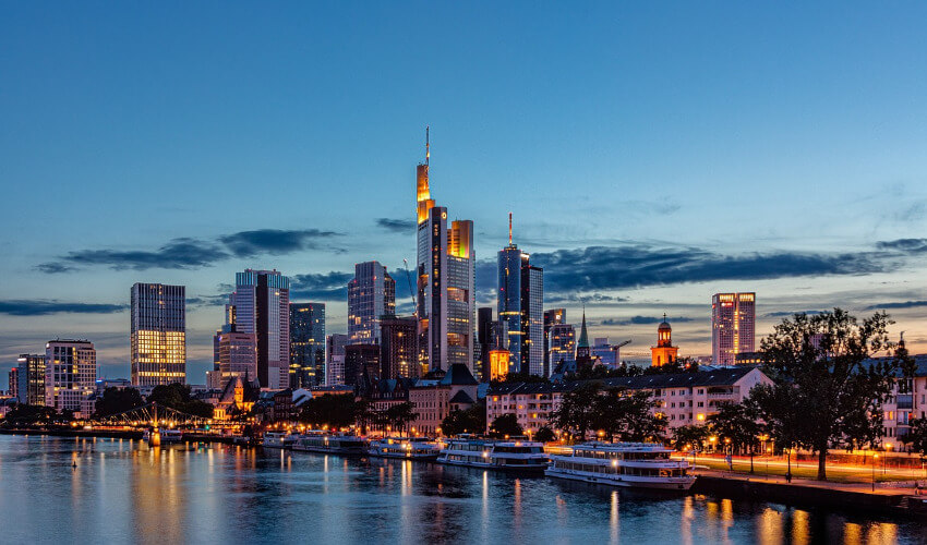 Die Skyline Frankfurt am Main in der Abenddämmerung.