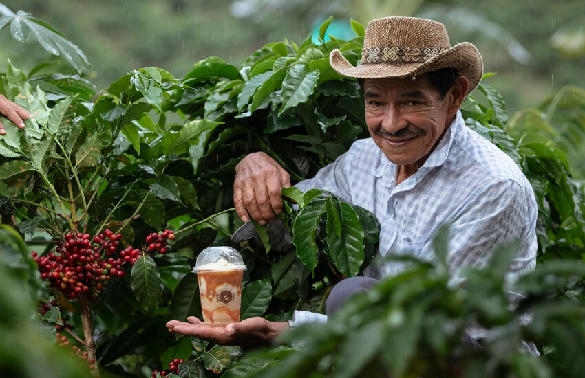 Ein Kaffeebauer in Kolumbien besichtigt die Kaffeebohnen.