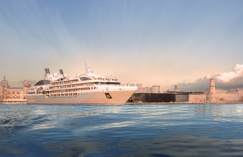 Ein kleines Luxuskreuzfahrschiff in Marseille.