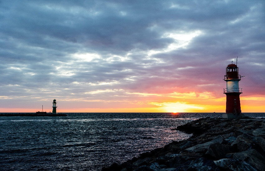 Ein Leuchtturm an der Ostsee während des Sonnenaufgangs.