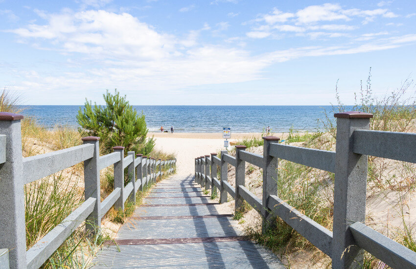 Ein Steg zum Sandstrand an der Ostsee.