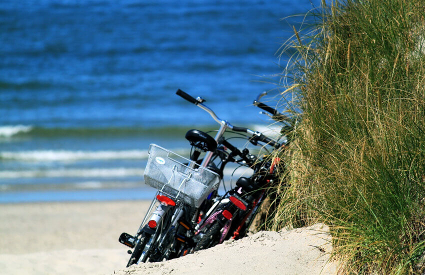 Zwei Fahrräder wurden an einer Düne abgestellt für einen Strandbesuch an der Nordsee.