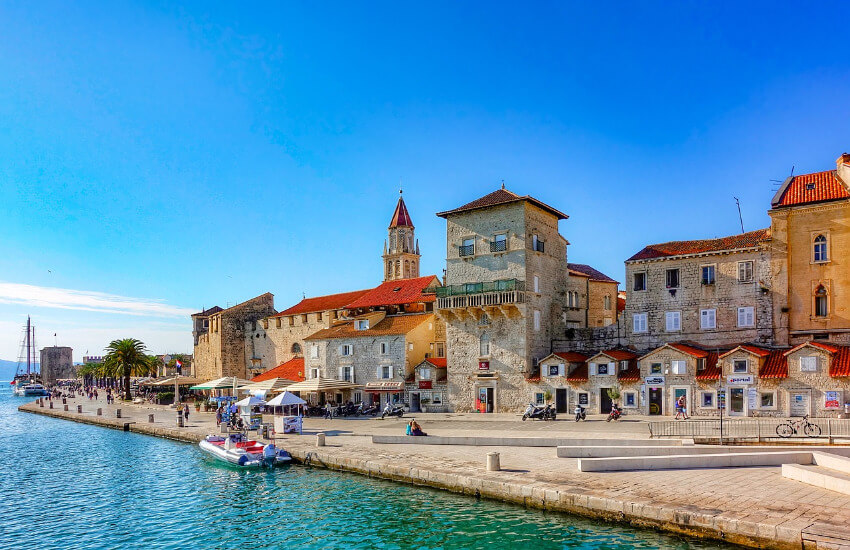 Die Altstadt von Trogir unter blauem Himmel.