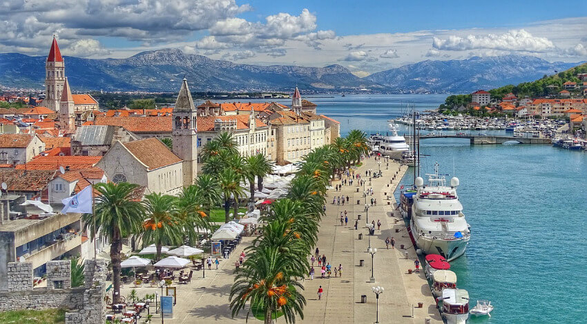 Die Altstadt von Trogir mit Blick auf den Hafen.