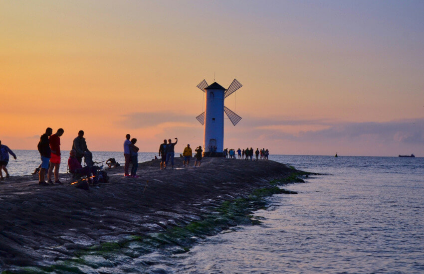 Der Leuchtturm in Swinemünde bei Sonnenaufgang.